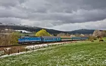 Am frühen Morgen verirrt sich ein kleiner Lichtstrahl zwischen den schneebeladenen Wolken hindurch auf die Strecke,während die 754 041-2 mit dem Os 7504 Richtung Bayrisch Eisenstein unterwegs ist.Bild vom 19.4.2017