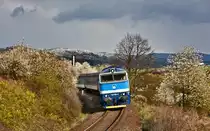 Die 754 064-4 taucht mit einem Os von Bayrisch Eisenstein nach Pilsen in Nyrsko bei schönstem Sonnenlicht auf dass am Tage des 19.4.2017 nicht im Ueberfluss vorhanden war.