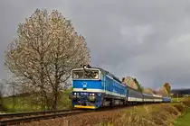 Die Diesellokomotive 754 006-5 fährt mit einem Os bei Aprilwetter in Nyrsko vorüber.Bild vom 19.4.2017