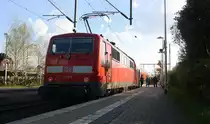 Ein Nachschuss von der 111 113 DB schiebt den RE4 aus Dortmund-Hbf nach Aachen-Hbf und kommt aus Richtung Neuss-Hbf,Mönchengladbach-Hbf,Rheydt-Hbf,Wickrath,Beckrath,Herrath und hält in Erkelenz und fährt dann weiter in Richtung Baal,Hückelhoven-Baal,Brachelen,Lindern,Süggerrath,Geilenkirchen,Frelenberg,Zweibrüggen,Übach-Palenberg,Rimburg,Finkenrath,Hofstadt,Herzogenrath, Kohlscheid,Richterich,Laurensberg,Aachen-West,Aachen-Schanz,Aachen-Hbf. 
Aufgenommen vom Bahnsteig 1 in Erkelenz. 
Bei Sonne und Wolken am Nachmittag vom 2.4.2017.