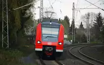 Die Rhein Niers Bahn (RB33) kommt aus Duisburg-Hbf nach Aachen-Hbf und kommt aus Richtung Mönchengladbach-Hbf,Rheydt-Hbf,Wickrath,Beckrath,Herrath und hält in Erkelenz und fährt dann weiter in Richtung Baal,Hückelhoven-Baal,Brachelen,Lindern,Süggerrath,Geilenkirchen,Frelenberg,Zweibrüggen,Übach-Palenberg,Rimburg,Finkenrath,Hofstadt,Herzogenrath, Kohlscheid,Richterich,Laurensberg,Aachen-West,Aachen-Schanz,Aachen-Hbf. 
Aufgenommen vom Bahnsteig 1 in Erkelenz. 
Bei Sonne und Wolken am Nachmittag vom 2.4.2017. 