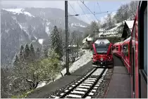 R1436 begegnet R1437 mit ABe 8/12 3508 in Lüen-Castiel. (19.04.2017) 