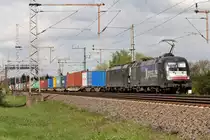 MRCE ES 64 U2-015 mit X4E-871 unterwegs für boxXpress durchfahren Dedensen-Gümmer 19.4.2017