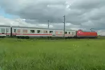 Bei Klein-Rohrheim schiebt die 101 120 einen IC gen Frankfurt. 17.4.2017