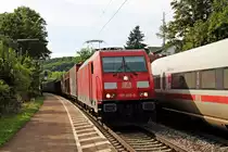Durchfahrt am 27.08.2015 von 185 369-6 mit einem Autoteilezug durch den Hp Etterzhausen in Richtung Regensburg.