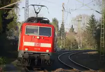 111 116 DB kommt mit dem RE4  Verstärkerzug von Düsseldorf-Hbf nach Aachen-Hbf und kommt aus Richtung Neuss-Hbf,Mönchengladbach-Hbf,Rheydt-Hbf,Wickrath,Beckrath,Herrath und fährt in Erkelenz ein und fährt dann weiter in Richtung Baal,Hückelhoven-Baal,Brachelen,Lindern,Süggerrath,Geilenkirchen,Frelenberg,Zweibrüggen,Übach-Palenberg,Rimburg,Finkenrath,Hofstadt,Herzogenrath, Kohlscheid,Richterich,Laurensberg,Aachen-West,Aachen-Schanz,Aachen-Hbf. Aufgenommen vom Bahnsteig 1 in Erkelenz. Bei schönem Frühlingswetter am Nachmittag vom 3.4.2017. 
