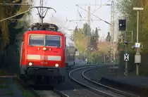 111 119 DB kommt mit dem RE4 von Dortmund-HBf nach Aachen-Hbf und kommt aus Richtung Neuss-Hbf,Mönchengladbach-Hbf,Rheydt-Hbf,Wickrath,Beckrath,Herrath und fährt in Erkelenz ein und fährt dann weiter in Richtung Baal,Hückelhoven-Baal,Brachelen,Lindern,Süggerrath,Geilenkirchen,Frelenberg,Zweibrüggen,Übach-Palenberg,Rimburg,Finkenrath,Hofstadt,Herzogenrath, Kohlscheid,Richterich,Laurensberg,Aachen-West,Aachen-Schanz,Aachen-Hbf. Aufgenommen vom Bahnsteig 1 in Erkelenz. 
Bei schönem Frühlingswetter am Abend vom 3.4.2017.