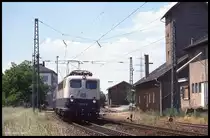 141177 fährt hier mit dem N 7319 am 27.5.1990 um 13.05 Uhr in Oberschefflenz nach Osterburken aus.