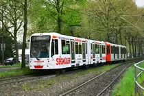 5105 wurde eine neue Ganzreklame für das Möbelhaus  Segmüller  angebracht.
Hier zu sehen kurz vor der Haltestelle  Westfriedhof  am 21.04.2017.

