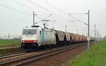 185 638, welche sich im Einsatz für die Rurtalbahn befindet, beförderte am 04.04.17 einen Silozug durch Rodleben Richtung Magdeburg.