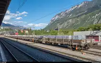 Eine Reihe mit Aluminium beladener Güterwagen steht am 22. April 2017 im Bahnhof Sierre abgestellt.