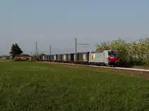 Die 191 009 mit einem Containerzug am 21.04.2017 unterwegs bei Villafranca di Verona.