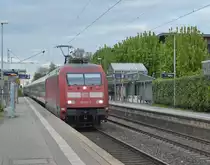 Sonntags verkehrt der IC 1919 von Berlin nach Köln Hbf, auf seinem Weg von Neuss nach Mönchengladbach passiert der von der 101 114 gezogen wird Büttgen am Abend des 23.4.2017