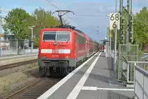 Auch dieser RE4 fährt nur bis Düsseldorf Hbf, wegen der Baustelle in Wuppertal, der hier von der 111 119 durch Korschenbroich geschoben wird. 23.4.2017