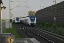 Zwei NX RE7 begegnen sich hier bei Allerheiligen, der Linke 375 ist auf dem Weg nach Krefeld Hbf und der Rechte 866 ist nach Solingen Hbf unterwegs. Genau weiter als nach Solingen Hbf geht es nicht wegen der Baustelle in Wuppertal. Sonntag den 23.4.2017
