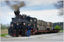 Am Samstag den 29.4.2017 beginn wieder die Saison auf der Stainzer Bahn. Dass 764.411R nach der Winterpause sprichwörtlich wie ein Uhrwerk läuft, ist (von links nach rechts) Anton (Tono) Galun, Bojan Trafela und Vlado Brumec von SZ VIT, und Betriebsleiter Markus (Max) Mandl zu verdanken. Vor dem Start in die neue Saison gab es natürlich eine Belastungsfahrt, hier vor der Abfahrt in Kraubath am 23.4.2017. 