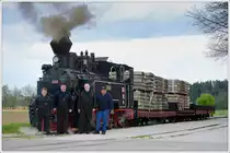 Am Samstag den 29.4.2017 beginn wieder die Saison auf der Stainzer Bahn. Dass 764.411R nach der Winterpause sprichwörtlich wie ein Uhrwerk läuft, ist (von links nach rechts) Anton (Tono) Galun, Bojan Trafela und Vlado Brumec von SZ VIT, und Betriebsleiter Markus (Max) Mandl zu verdanken. Vor dem Start in die neue Saison gab es natürlich eine Belastungsfahrt, hier vor der Abfahrt in Kraubath am 23.4.2017. 