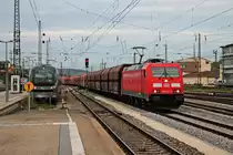 Durchfahrt am 28.08.2015 von 185 214-4 zusammen mit der 185 213-6, welche am Zugschluss hing, mit einem schweren Erzzug nach Linz (AT) durch den Regensburger Hauptbahnhof gen Süden.