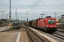 Mit einem Audi-Teilezug aus Ingolstadt fuhr am 28.08.2015 die 1116 044 über Gleis 7 durch den Regensburger Hauptbahnhof in Richtung Passau.