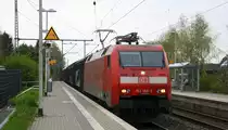 152 158-2 DB kommt mit einem Audi-VW-Skoda-Zug aus Osnabrück nach Kortenberg-Goederen(B) und kommt aus Richtung Mönchengladbach-Hbf,Rheydt-Hbf,Wickrath,Beckrath,Herrath und fährt durch Erkelenz in Richtung Baal,Hückelhoven-Baal,Brachelen,Lindern,Süggerrath,Geilenkirchen,Frelenberg,Zweibrüggen,Übach-Palenberg,Rimburg,Finkenrath,Hofstadt,Herzogenrath, Kohlscheid,Richterich,Laurensberg,Aachen-West. 
Aufgenommen vom Bahnsteig 1 in Erkelenz. 
Bei Wolken am Nachmittag vom 7.4.2017. 