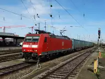 DB Cargo 185 128-6 mit Güterzug am 23.03.17 in Basel Bad Bhf vom Bahnsteig aus fotografiert