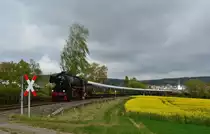 Vor dem Dächern und der Kirche von Dornburg dampft die 52 4867 mit den Sonderzug nach Limburg vorbei.

Dornburg 22.04.2017