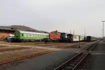 Blick am 04.04.2016 auf die Abstellgruppe im Bahnhof Freital-Hainsberg. Hier gibt es sowohl Schmal- als auch Regelspurgleise. Auf den Schmalspurgleisen, die zur Weißeritztalbahn gehören, sind zahlreiche historische Wagen abgestellt, welche großenteils noch einsatzfähig sind und vorwiegend bei Sonderzugeinsätzen und sonstigen Veranstaltungen zum Einsatz kommen. Ganz links neben den Regelspurwagen, lugt ein restaurierter IFA-H6-Bus hervor, der ebenfalls für Sonderfahrten vorgesehen ist.