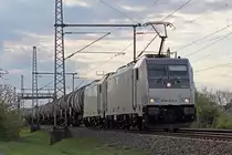 Akiem 6186 264-8 mit 6186 262-2 durchfahren Dedensen-Gümmer 19.4.2017