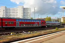 Äußerlich sind gar nicht so viele Unterschiede zu erkennen.
RE- und IC 2-Steuerwagen am23.04.2017 in Berlin-Lichtenberg.
