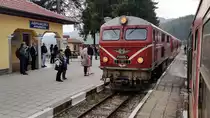 Rhodopenbahn am 26.03.2017 um 15:58 Uhr im Bahnhof Avramovo, mit 1267m über N.N. die nach Wikipedia höchstgelegene Bahnstation auf dem Balkan. 
Auf der eingleisigen Strecke besteht hier nach Fahrplan 10 Minuten Wartezeit um auf den Gegenzug nach Septemvri zu warten.
Weiterfahrt Richtung Bansko/Dobrinischte ist um 16:02 Uhr.
