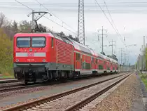 112 113 als Schublok für den RE 5 (RE 4359 )nach Wünsdorf-Waldstadt am 25. April 2017 auf den südlichen Berliner Außenring bei Diedersdorf.

