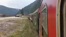 Rhodopenbahn Richtung Bansko am 26.03.2017 um 16:23 Uhr im 989m hoch gelegenen Bf Tscherna Mesta (Черна Места).
Blick in Fahrtrichtung auf das Bahnhofsgebäude.