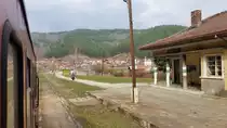 Rhodopenbahn Richtung Bansko am 26.03.2017 um 16:23 Uhr im 989m hoch gelegenen Bf Tscherna Mesta (Черна Места).
Blick zurück gegen die Fahrtrichtung über den Bahnsteig hinweg auf den kleinen Ort Tscherna Mesta (Черна Места) mit seiner Moschee.
Zwischen den Bahnhöfen Sweta Petka und Tscherna Mesta gibt es auf der Rhodopenbahn 4 Kehrschleifen.