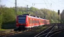 Die Rhein Niers Bahn (RB33) aus Aachen-Hbf-Heinsberg-Rheinand-Duisburg-Hbf kommt aus Richtung Aachen-West,Laurensberg,Richterich, und hält in Kohlscheid und fährt in Richtung Herzogenrath,Mönchengladbach. 
Aufgenommen von Bahnsteig 2 in Kohlscheid.
Bei schönem Frühlingswetter am Abend vom 9.4.2017.