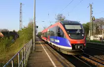 Die Euregiobahn (RB20) aus Stolberg-Rheinland-Hbf nach Düren  und kamm die Kohlscheider-Rampe hoch aus Richtung Herzogenrath und hilt in Kohlscheid und fährt in Richtung Richterich,Laurensberg,Aachen-West,Aachen-Schanz,Aachen-Hbf. 
Aufgenommen von Bahnsteig 2 in Kohlscheid. 
Bei schönem Frühlingswetter am Abend vom 9.4.2017. 
