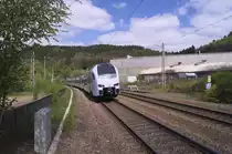 429 100 RE Koblenz - Mannheim kurz vor dem Bahnhof Mettlach Saar. Im Hintergrund die alten Werkshallen von Villeroy & Boch.  Am Mittag und frühen Nachmittag hat man vom Bahnsteigende bei Sonnenschein gute Lichtverhältnisse.
Bahnstrecke 3230 Saarbrücken - Karthaus am 23.04.2017 