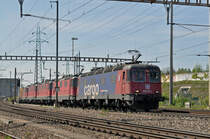 Vierfach Traktion, mit den Loks 620 075-2, 11334, 11322, 11341 und der  kalten 11328, durchfahren den Bahnhof Pratteln. Die Aufnahme stammt vom 24.04.2017.