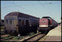112854 steht hier am 26.8.1990 abfahrbereit mit einem Personenzug nach Marienborn im Hauptbahnhof von Magdeburg.
