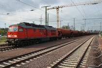 233 511-5 duchfährt am 7.4.2017 den Magdeburger Hauptbahnhof mit einem Schüttgutzug in westlicher Richtung.