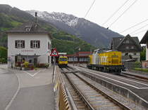 Im Endbahnhof Schruns der Montafonerbahn Bludenz-Schruns (MBS) steht links der Triebzug MBS-ES10 222+ET10 122 bereit zur Fahrt nach Bludenz, während rechts die Diesellok  MBS-V10 017 für den Einsatz im Güterverkehr bereitsteht.

2016-05-11 Schruns  