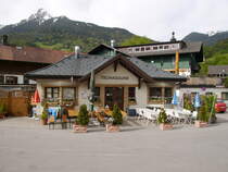 Der hübsche historische Bahnhof Tschagguns der MBS liegt genaugenommen noch in der Gemeinde Schruns. Er wird heutzutage gastronomisch genutzt. Die aktuelle Haltestelle mit modernem Bahnsteig befindet sich gleich daneben.

2016-05-11 Schruns-Rätikonstraße Tschagguns-Bahnhof