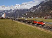 Die 185 140 mit einem Schiebewandwagenzug am 18.02.2017 unterwegs bei Flums.