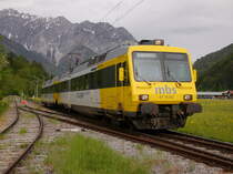 MBS-Triebzug ET10 122+ES10 222 bei Tschagguns unterwegs von Bludenz nach Schruns.
Der Triebzug des Schweizer Typs  NPZ = Neuer Pendelzug  kam 2008 zur MBS.
Es handelt sich um einen 1984 in Dienst gestellten NPZ-Prototyp der Reihe RBDe 4/4, der bei den SBB dann als RBDe 560 001-0 im Einsatz war.

Das Gleis links auf der Wiese ist der stillgelegte und nach wenigen Metern demontierte ehemalige Anschluss zu den Illwerken in Tschagguns.

2016-05-11 Schruns-Rätikonstr Illabzweig