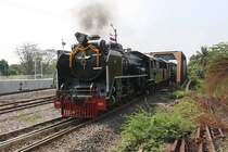 824 (2'C1'h2, Nippon Sharyo (Japan), Bauj. 1949, Fab.Nr. 1525) am 26.März 2017 mit dem Excursion 901 bei der Einfahrt in die  Ayutthaya Station. - Video zum Bild unter: http://www.bahnvideos.eu/video/Thailand~Dampflokomotiven~824/20707/824-und-850-mit-dem-sonderzug.html