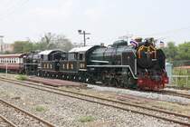 824 (2'C1'h2, Nippon Sharyo (Japan), Bauj. 1949, Fab.Nr. 1525) und 850 (2'C1'h2, Nippon Sharyo (Japan), Bauj. 1950, Fab.Nr. 1547) am 26.März 2017 nach der Ankunft mit dem Sonderzug 901 aus Bangkok Hua Lamphong in der Ayutthaya Station.