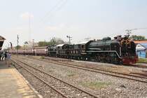 824 (2'C1'h2, Nippon Sharyo (Japan), Bauj. 1949, Fab.Nr. 1525) und 850 (2'C1'h2, Nippon Sharyo (Japan), Bauj. 1950, Fab.Nr. 1547) am 26.März 2017 nach der Ankunft mit dem Sonderzug 901 aus Bangkok Hua Lamphong in der Ayutthaya Station.