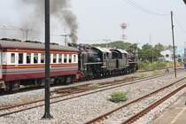 824 (2'C1'h2, Nippon Sharyo (Japan), Bauj. 1949, Fab.Nr. 1525) und 850 (2'C1'h2, Nippon Sharyo (Japan), Bauj. 1950, Fab.Nr. 1547) am 26.März 2017 nach der Ankunft mit dem Sonderzug 901 aus Bangkok Hua Lamphong in der Ayutthaya Station.