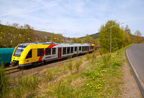 
Der VT 507 (95 80 1648 107-8 D-HEB / 95 80 1648 607-7 D-HEB) ein Alstom Coradia LINT 41 der neuen Generation / neue Kopfform der HLB (Hessische Landesbahn GmbH) fährt am 24.04.2017, als RB 96  Hellertalbahn  (Dillenburg - Haiger - Neunkirchen - Herdorf - Betzdorf), und erreicht bald den Bahnhof Herdorf. 