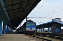 Am 15.4 ging es früh nach Cheb. Noch am selben Bahnsteig wurde als erstes 362 068-9 mit dem Rx757 nach Prag abgelichtet.

Cheb 15.04.2017