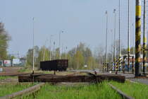 Anderes Land andere Regeln. In Tschechien werden einige Schwellen vor dem Prellbock eine Holzschwelle auf die Schienen gelegt und mit Laschen und Schrauben durch das Schwellenfach befestigt. Dies ist wohl ein zusätzlicher Schutz damit die Lok nicht ungebremst auf den Prellbock aufläuft.

Cheb 15.04.2017